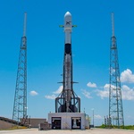 Falcon 9 carrying first Starlink satellites before launch (SpaceX)