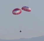 CST-100 Starliner descending under two parachutes in pad abort test (Boeing)